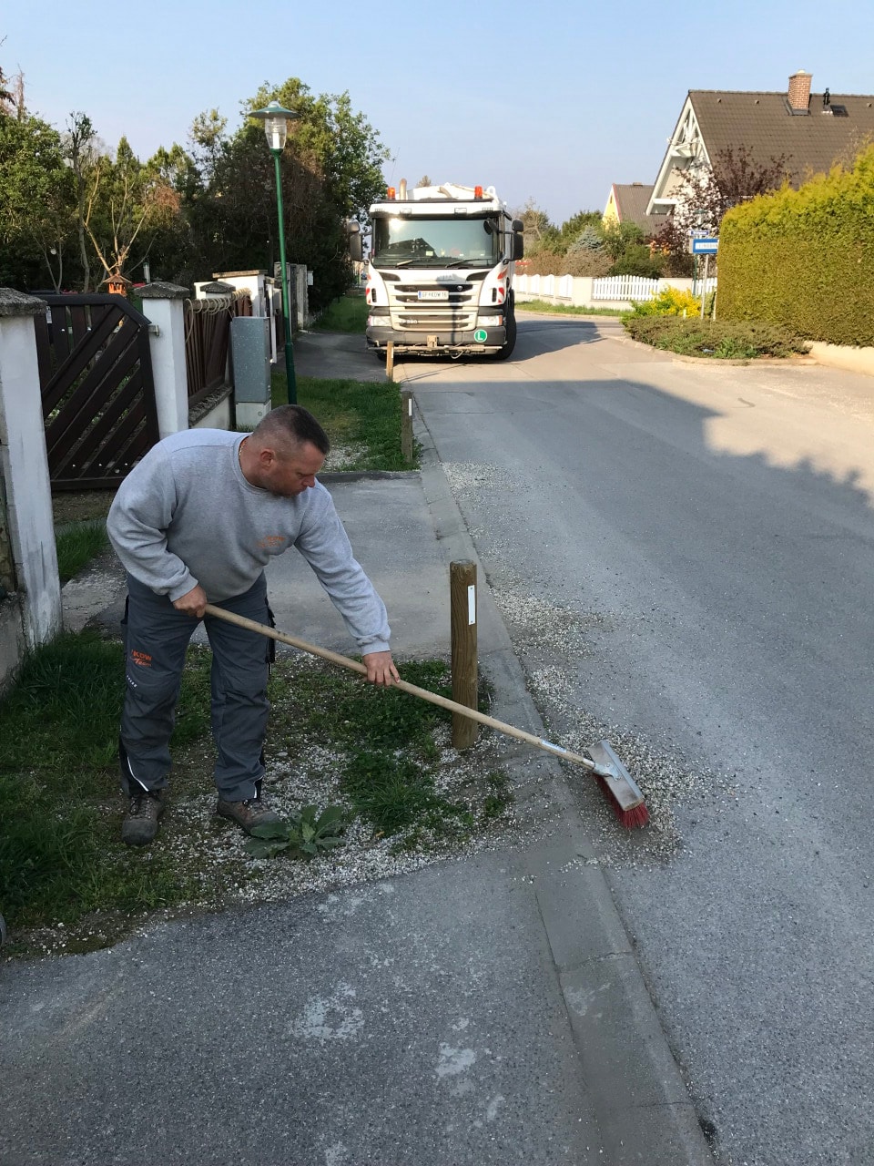 Was kostet eine Kehrmaschinen‑Straßenreinigung in Niederösterreich?